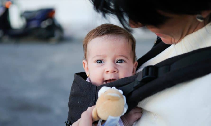Porte-bébé et développement de la motricité: comment favoriser l’éveil de votre bébé en le portant?