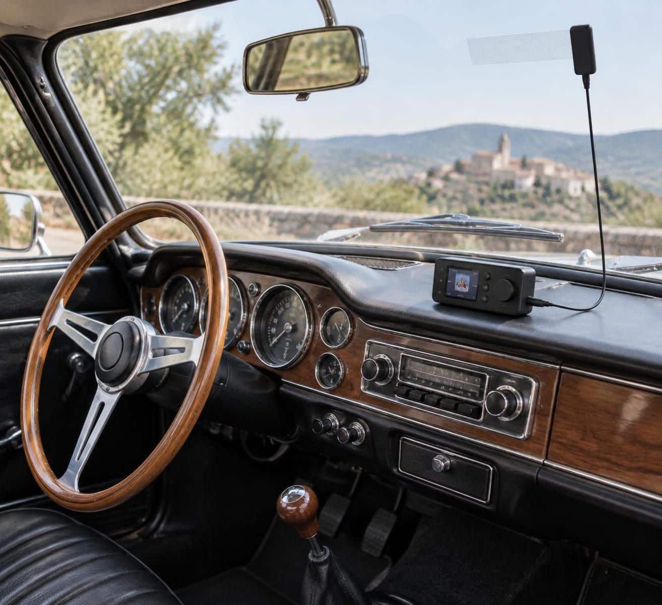 découvrez comment écouter la radio numérique dab+ dans une vieille voiture grâce à un adaptateur ou un autoradio compatible, sans changer de véhicule.